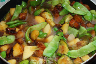 Braised Pork and Vegetable Stew in A Large Pot recipe