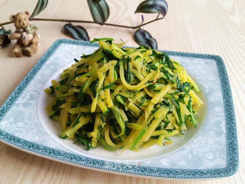 Stir-fried Shredded Pumpkin with Leek recipe