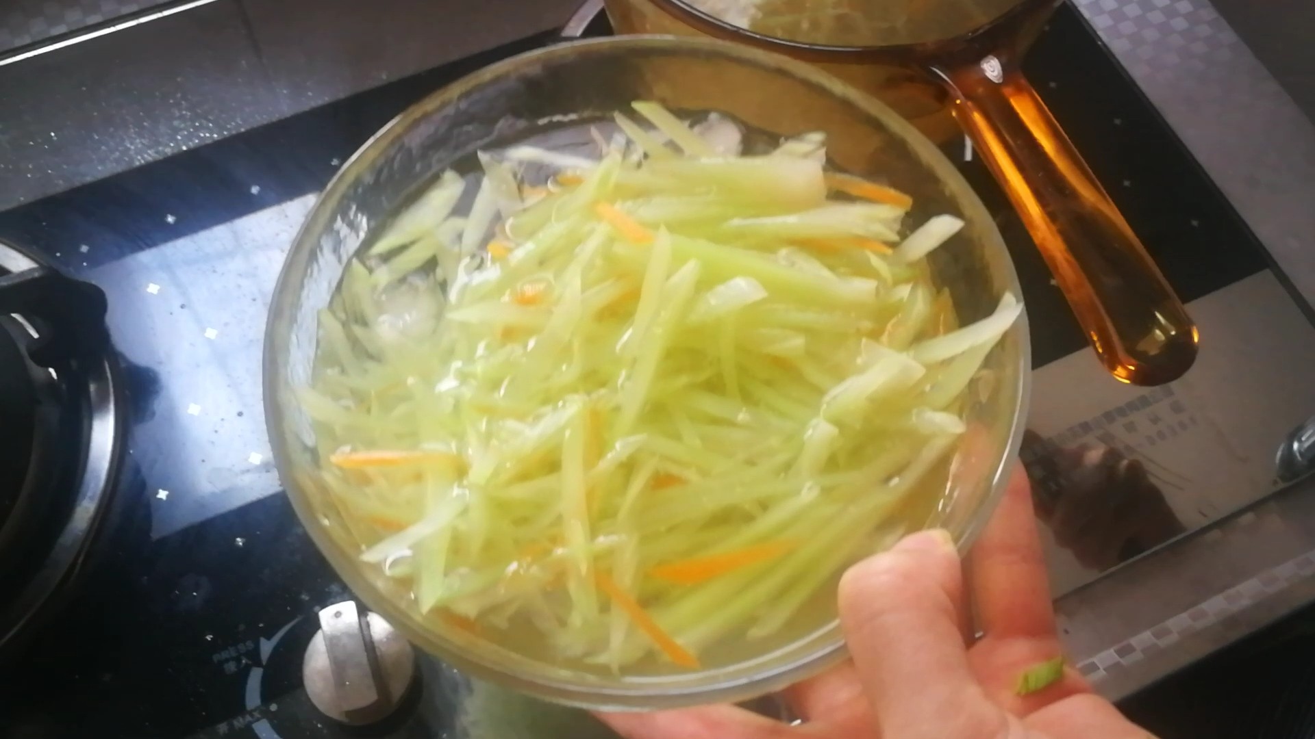 Shredded Lettuce with Shrimp Paste recipe