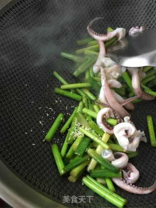 Stir-fried Squid Legs with Garlic Moss recipe