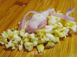 Stir-fried Beef with Cucumber Garlic Leaves recipe