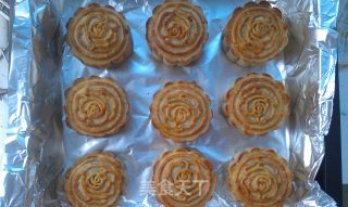 Cantonese-style Lotus Seed Paste Moon Cake recipe