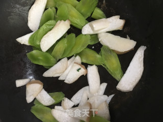 Fried Fish Fillet with Pleurotus Eryngii and Lettuce recipe