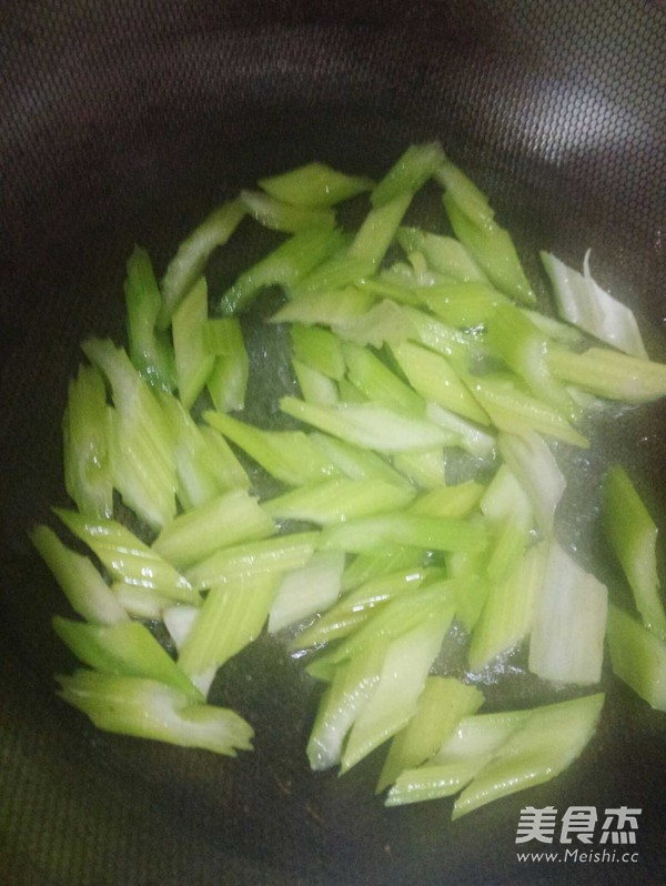 Fried Squid with Celery recipe
