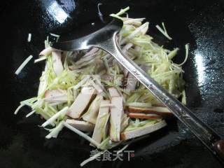 Stir-fried Xiuzhen Mushrooms with Leek Sprouts recipe