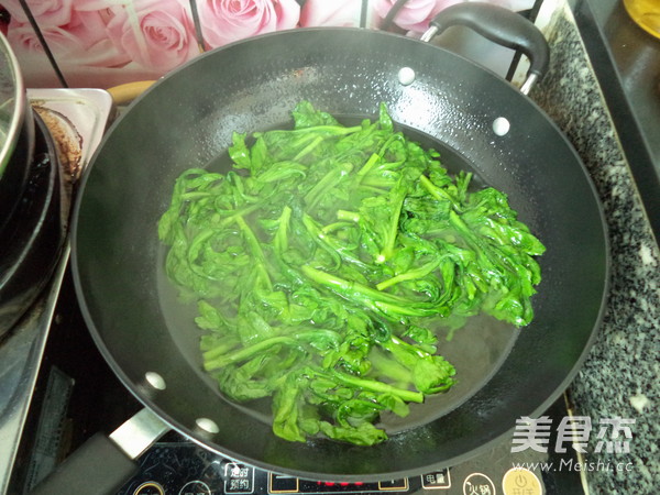 Stir-fried Bean Curd with Garland Chrysanthemum recipe