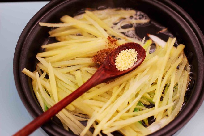 Fried Spring Rolls with Potato Shreds and Red Pepper recipe