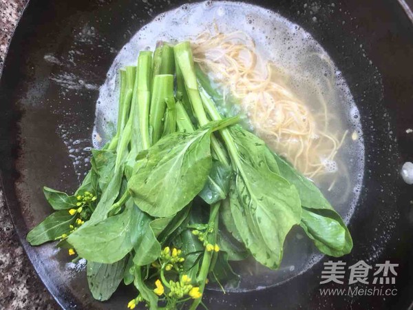 Green Vegetable and Egg Noodles recipe