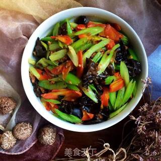 Stir-fried Fungus with Celery and Radish recipe