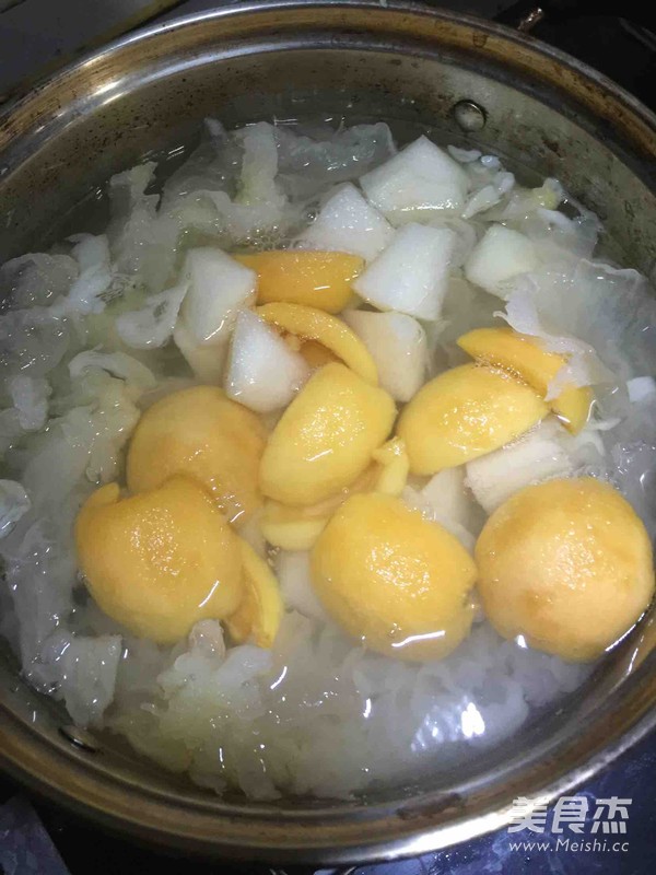 Sydney White Fungus and Loquat Soup recipe