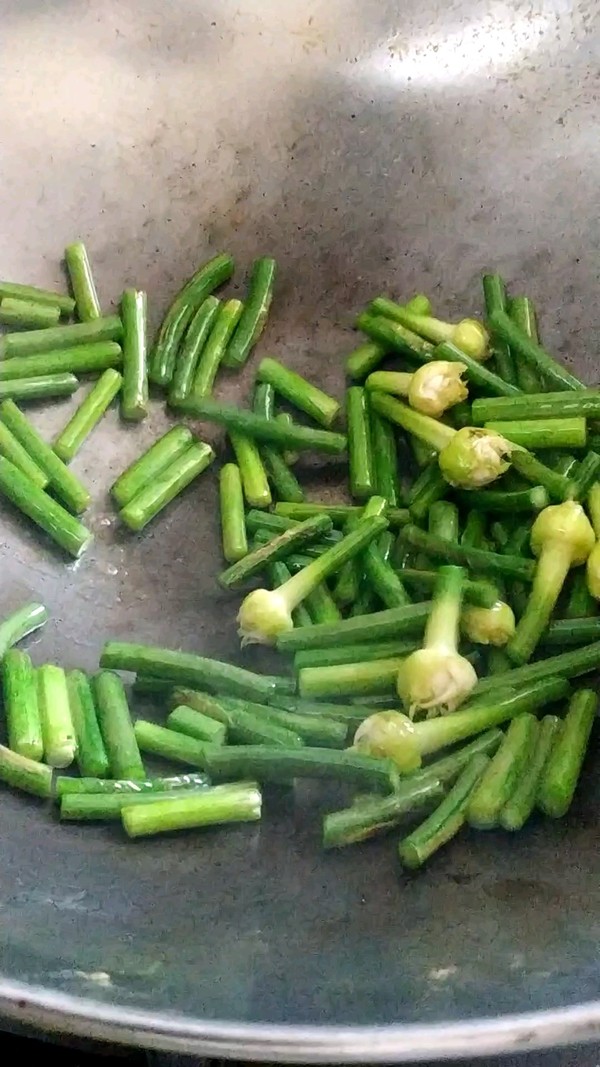 Stir-fried Scallops with Garlic Stalks recipe