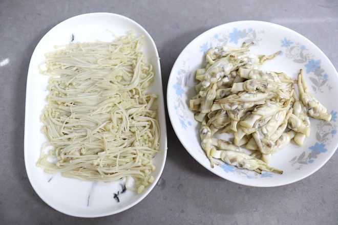 Enoki Mushroom with Cold Razor Clams recipe