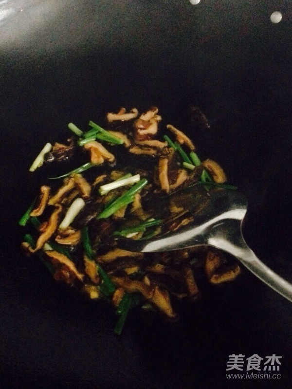 Fried Noodles with Mushrooms in Oyster Sauce recipe