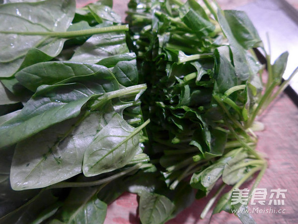 Stir-fried Spinach with Jiangbai Shrimp recipe