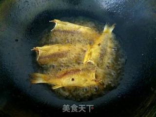 Fried Small Crucian Carp recipe