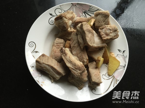 Potato Ribs with Tea Tree Mushrooms in Clay Pot recipe