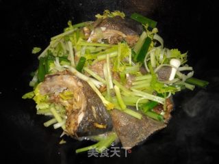 Celery and Garlic Braised Fish Cubes recipe