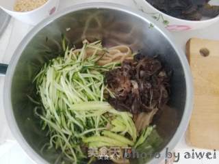 Noodles with Fungus and Nuts recipe