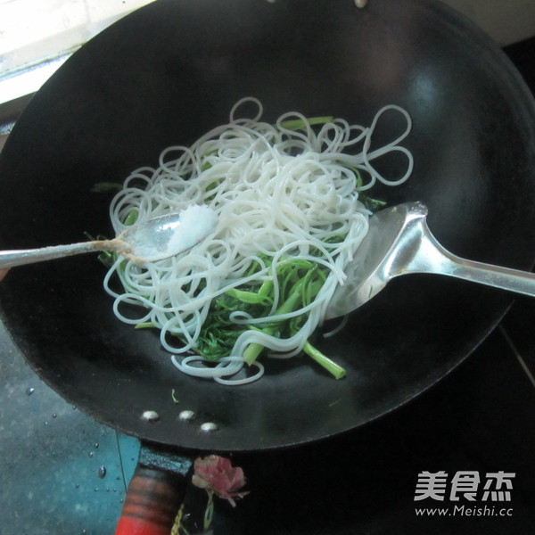 Stir-fried Noodles with Water Spinach recipe