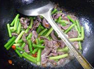 Stir-fried Pork Heart with Garlic Stalks recipe