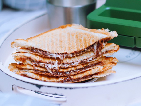 Marshmallow Toast with Chocolate Sauce recipe