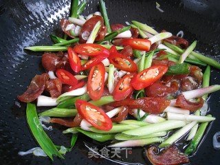 Stir-fried Sausage with Green Garlic recipe