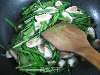 Stir-fried Scallop Balls with Leek recipe