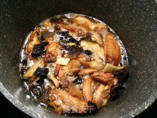 Braised Chicken with Fungus and Bamboo Shoots recipe