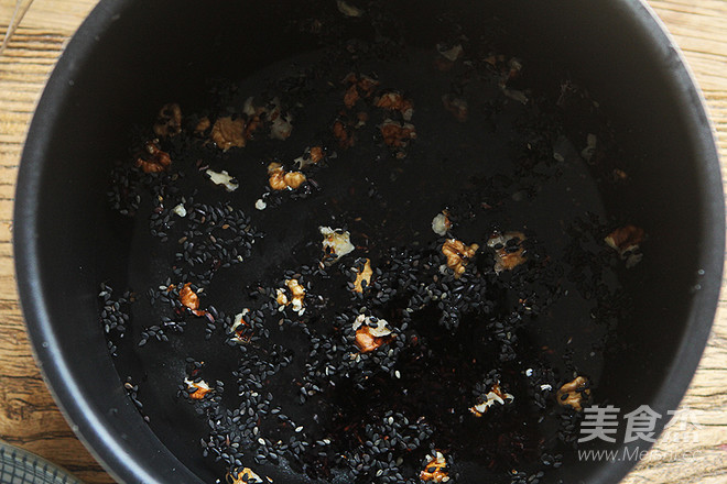 Walnut Black Bean Black Rice Black Sesame Porridge recipe