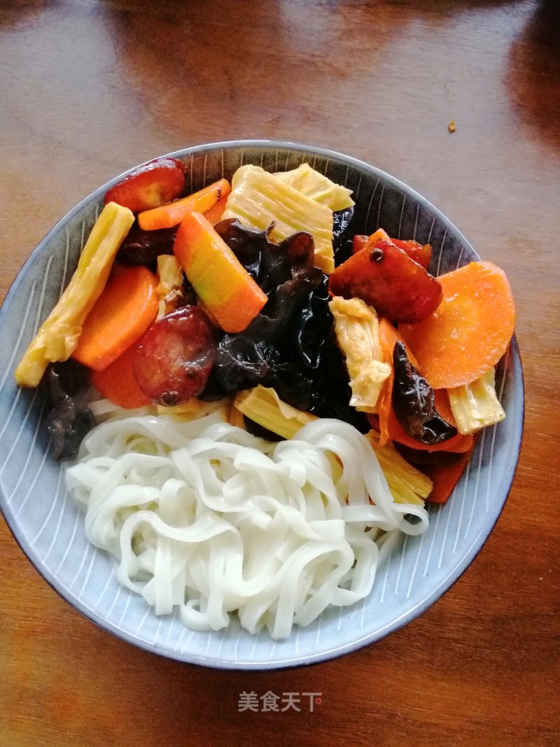 Stir-fried Yuba and Fungus Cover Noodles with Sausage recipe