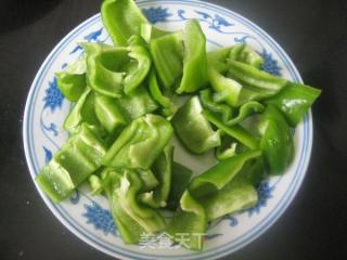 Stir-fried Grass Chicken Nuggets with Green Peppers recipe