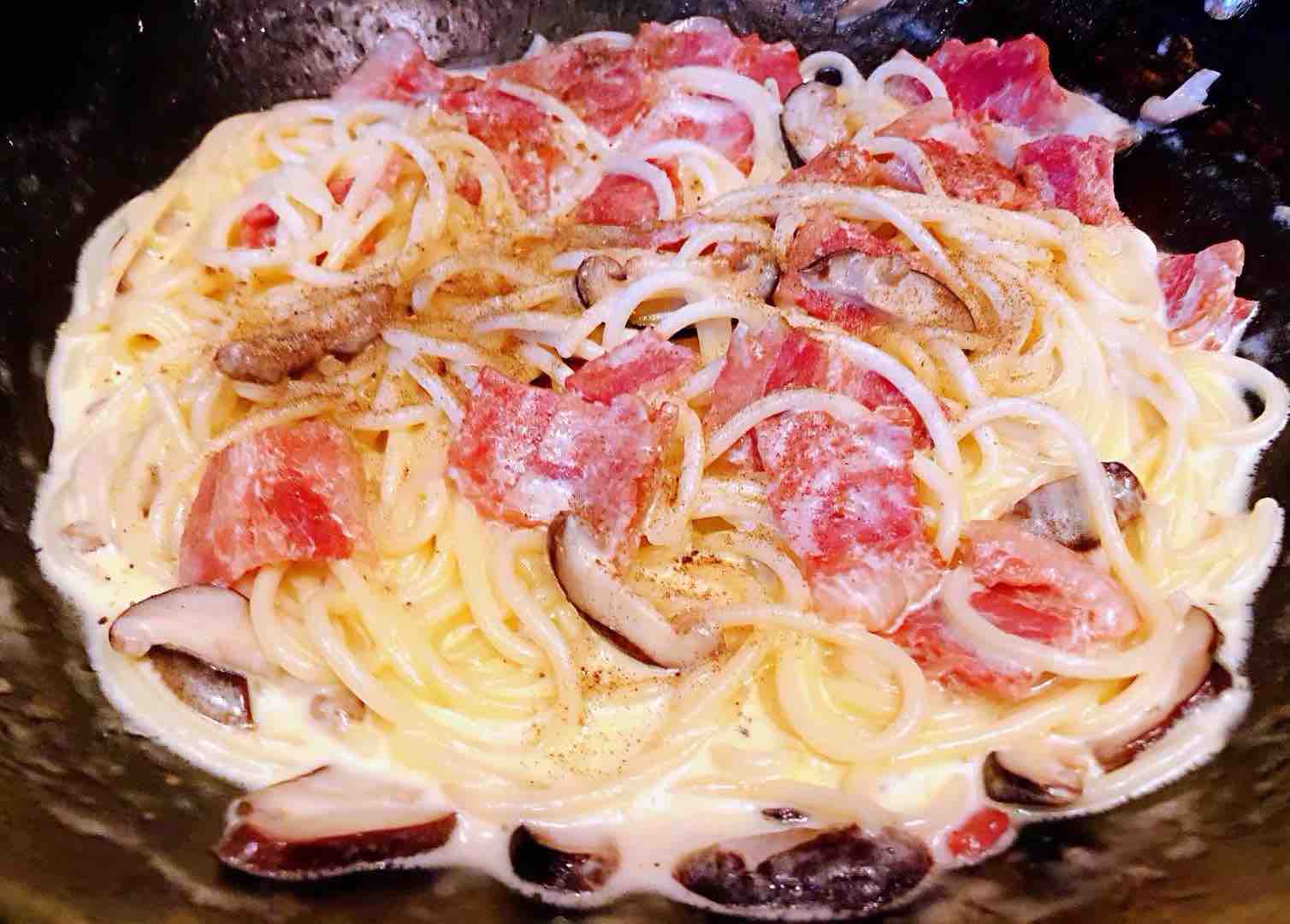 Spaghetti with Creamy Bacon and Shiitake Mushrooms recipe