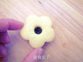 Biscuit with Blueberry Sauce and Flower Filling recipe