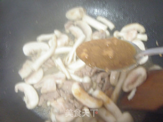 A Dish that Was Robbed by The Clappers---fried Double Mushrooms with Yellow Sprouts and Vegetables recipe