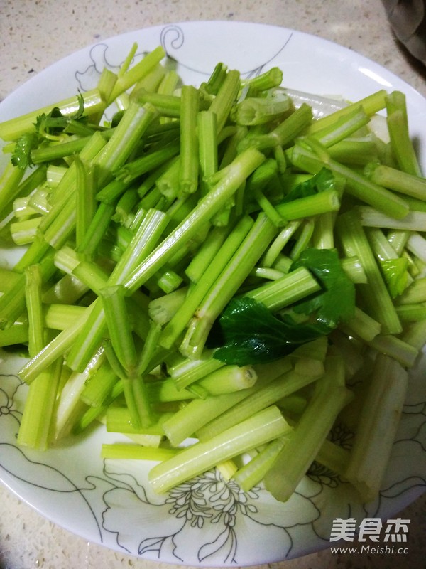 Stir-fried Shredded Beef with Celery recipe