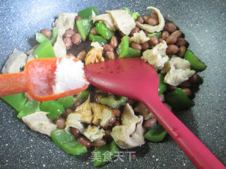 Fried Gluten with Light Pepper and Peanuts recipe