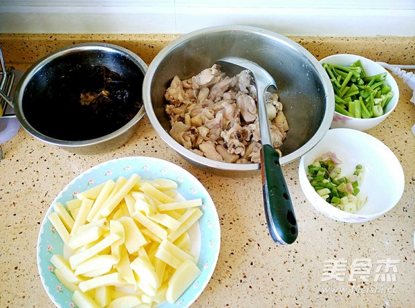 Braised Noodles with Chicken Drumsticks recipe