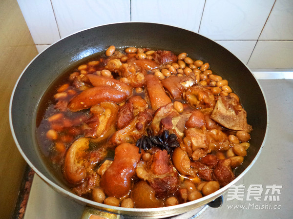 Braised Pork Knuckles with Beer and Peanuts recipe