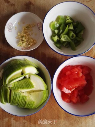 #快手懒人饭# Stir-fried Zucchini with Tomatoes and Green Peppers recipe