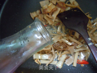 Dishes of Local Famous Snacks---fried Fresh Dried Bamboo Shoots recipe