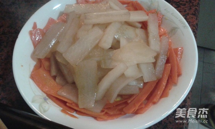 Stir-fried Pork Slices with Red and White Radish recipe