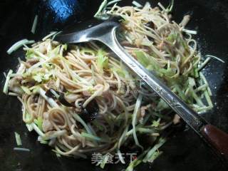 Fried Noodles with Black Fungus, Pork and Leek Sprouts recipe
