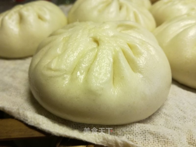 Big Pork Buns with Cabbage and Spring Onion