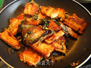 Pan-fried Salmon Bone with Basil recipe