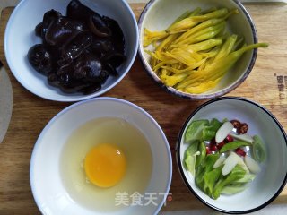 Scrambled Eggs with Yellow Flower Fungus recipe