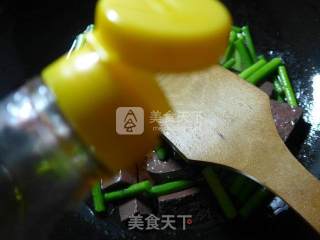 Stir-fried Goose Blood with Garlic Stalks recipe