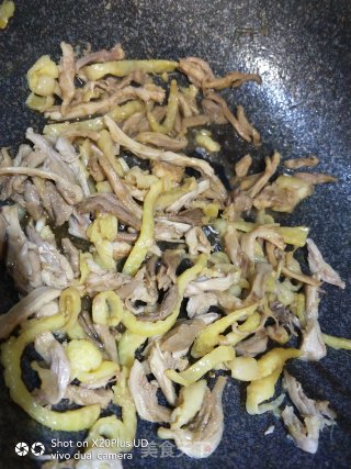 Stir-fried Shredded Chicken with Matsutake recipe