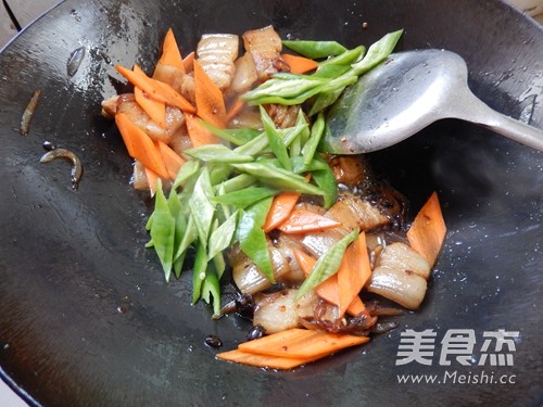 Stir-fried Pork Belly with Carrots and Green Peppers recipe