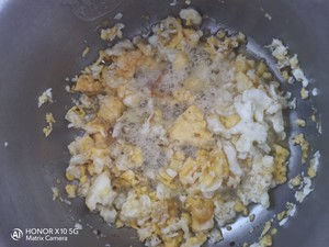 Stir-fried Instant Noodles with Rice, Oil, Egg and Three Fresh Wontons recipe