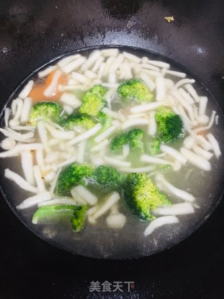 Broccoli, Carrot, Mushroom and Shrimp Soup recipe